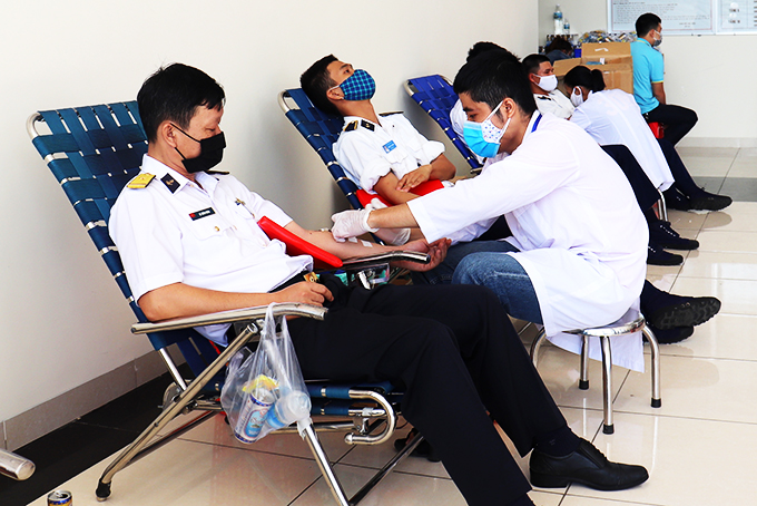 Chiến sĩ Học viện Hải quân tham gia hiến máu tình nguyện.