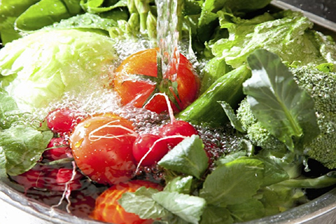 Rửa rau củ, trái cây sẽ làm tăng độ ẩm ngoài vỏ, khiến chúng dễ bị hỏng khi bảo quản trong tủ lạnh. ẢNH MINH HỌA: SHUTTERSTOCK