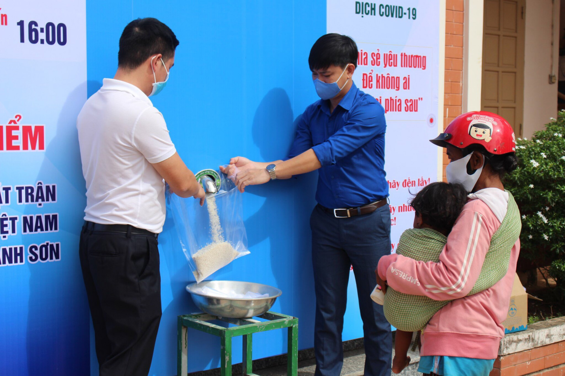Máy  "ATM gạo " huyện Khánh Sơn đi vào hoạt động, hỗ trợ người dân khó khăn