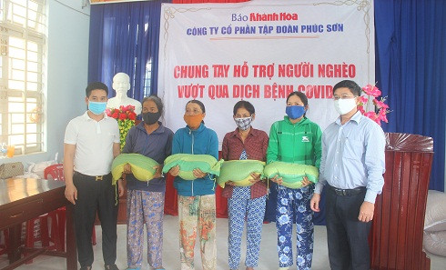 Đại diện Báo Khánh Hòa (bên phải) và Công ty Cổ phần tập đoàn Phúc Sơn tặng quà cho người dân xã Diên An.