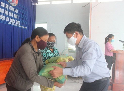 Đại diện Báo Khánh Hòa trao quà cho người dân xã Diên Toàn