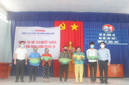 Đại diện Báo Khánh Hòa (bên phải) và Công ty Cổ phần tập đoàn Phúc Sơn tặng quà cho người dân xã Diên Toàn.