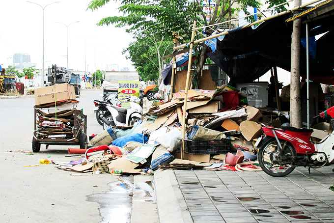 Chiếm dụng lòng, lề đường để mua bán phế liệu