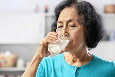 Người cao tuổi nên uống nhiều nước mỗi ngày để đẩy lùi chứng ho.