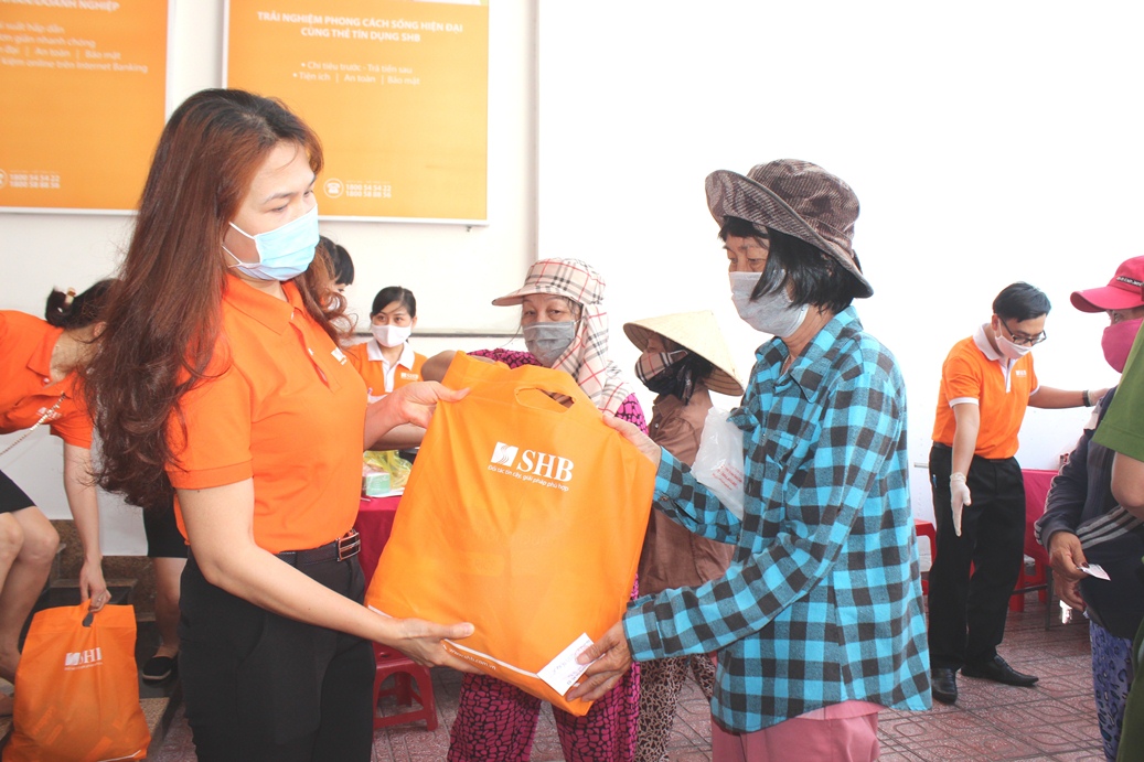 SHB trao hơn 5.400 suất quà cho người dân bị ảnh hưởng dịch Covid-19