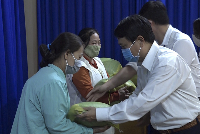 Ông Trần Duy Hưng, Tổng Biên tập Báo Khánh Hòa trao quà cho bệnh nhân nghèo chạy thận.