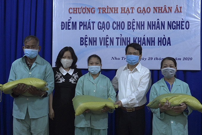 lãnh đạo Báo Khánh Hòa trao quà cho bệnh nhân nghèo.