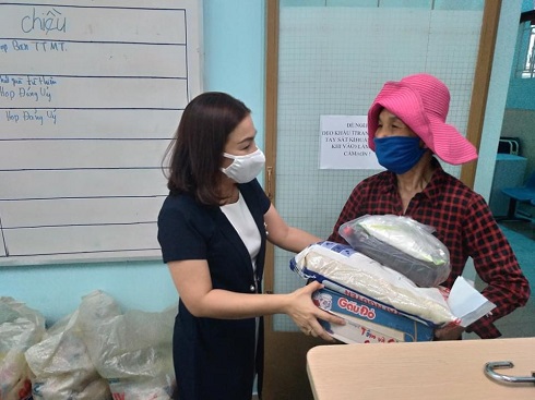 UBMTTQ Việt Nam phường Vạn Thắng trao 50 suất quà cho hộ nghèo