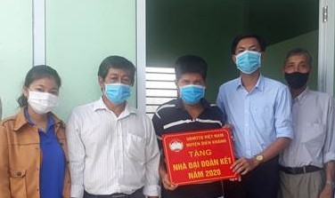 UBMTTQ Việt Nam xã Diên Thạnh bàn giao nhà Đại đoàn kết cho hộ khó khăn