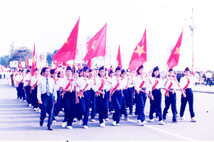 Mít tinh kỷ niệm 25 năm ngày Giải phóng miền Nam thống nhất đất nước (30-4-2000) tại Quảng trường 2-4, TP. Nha Trang.  Ảnh: Trần Duy