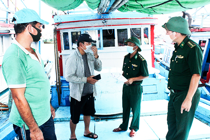 Bộ đội Biên phòng tỉnh tuyên truyền cho ngư dân tại cảng cá Hòn Rớ.