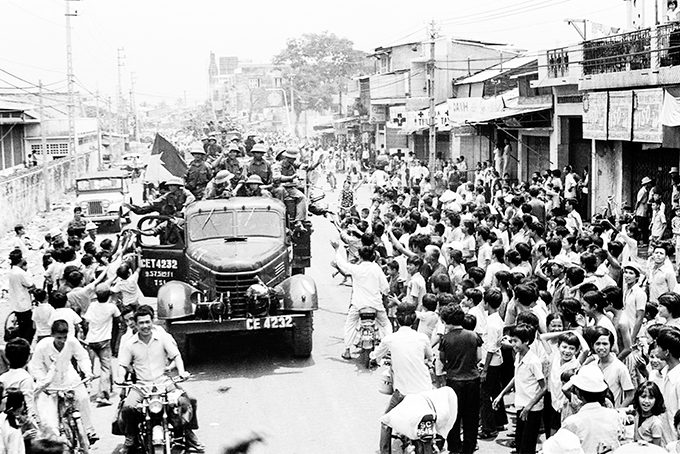 Người dân Sài Gòn chào đón đoàn quân giải phóng.  Ảnh tư liệu.