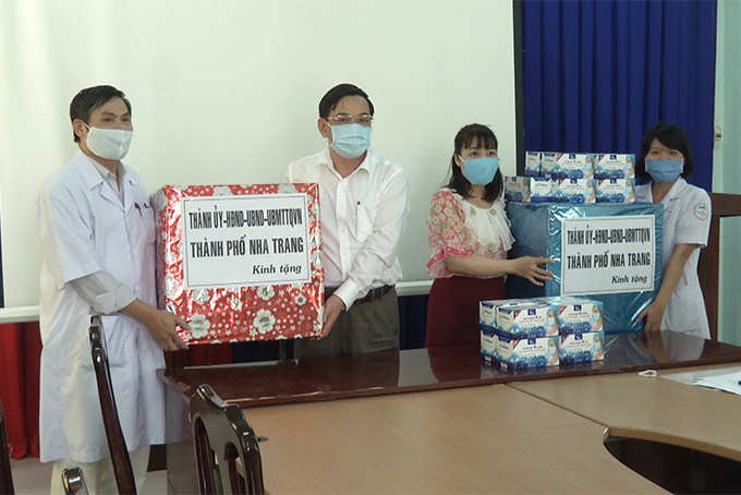 Ông Nguyễn Sỹ Khánh tặng quà cho bệnh viện. Ông Nguyễn Sỹ Khánh tặng quà cho bệnh viện.