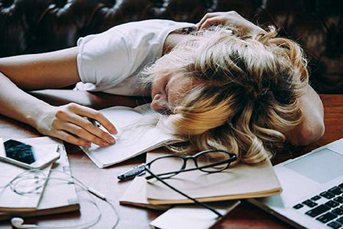 4 cách giúp bạn tỉnh táo sau giờ ăn trưa