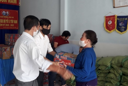 UBMTTQ Việt Nam phường Vĩnh Hải trao 200 suất quà cho người nghèo