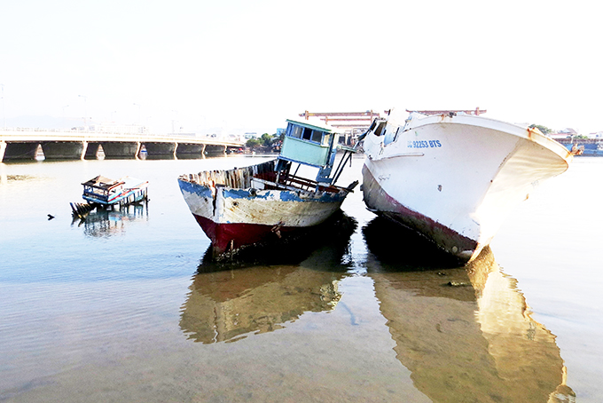 "Rác thải khổng lồ" dưới dòng sông Tắc