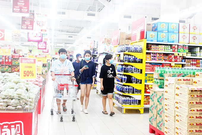 Khách hàng mua sắm tại Siêu thị Big C Nha Trang ngày 2-5.  
