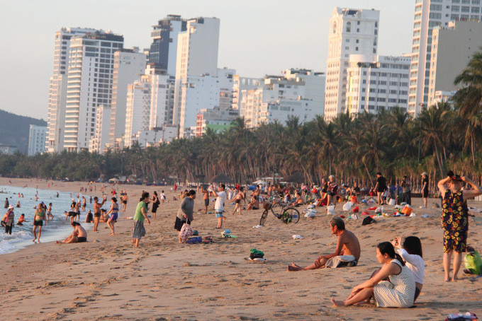 Khoảng 5h30, bãi biển Nha Trang đã rất đông người đi tắm biển  