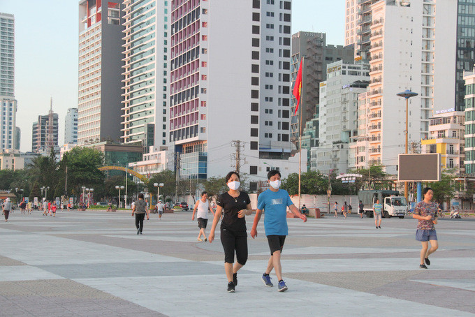 Người dân đi dạo ở quảng trường 2-4 TP. Nha Trang