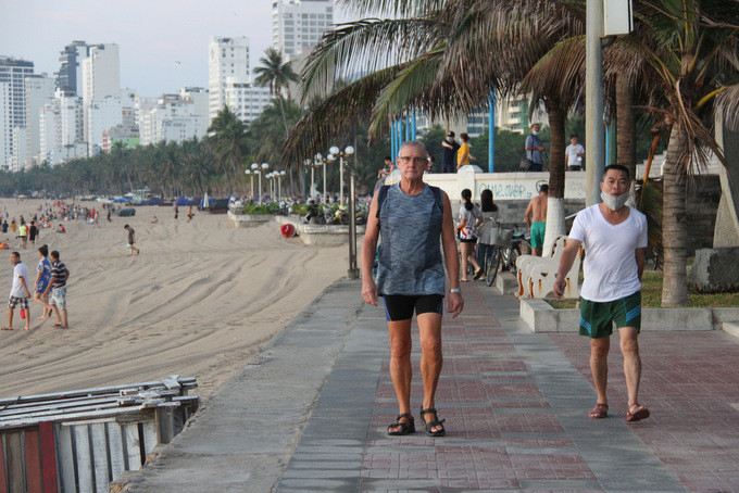 Cùng với việc tắm biển, người dân cũng được phép vào công viên bờ biển tập thể dục