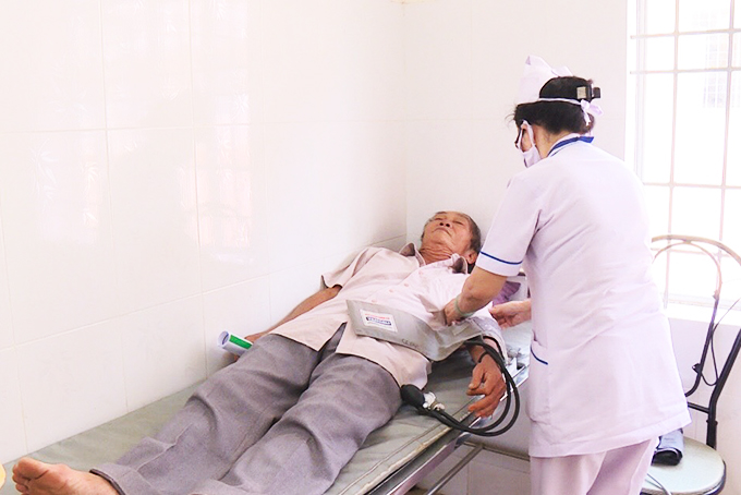 Quan tâm chăm sóc sức khỏe người cao tuổi