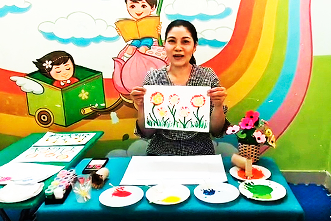 Giáo viên Trường Mầm non Lý Tự Trọng hướng dẫn các bé 5 - 6 tuổi vẽ tranh bằng màu nước.