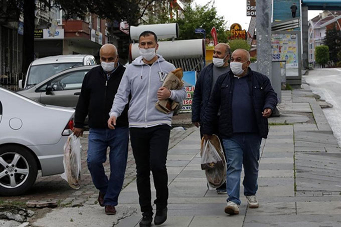 Người dân Thổ Nhĩ Kỳ tuân thủ đeo khẩu trang khi ra khỏi nhà. Ảnh TÂN HOA XÃ