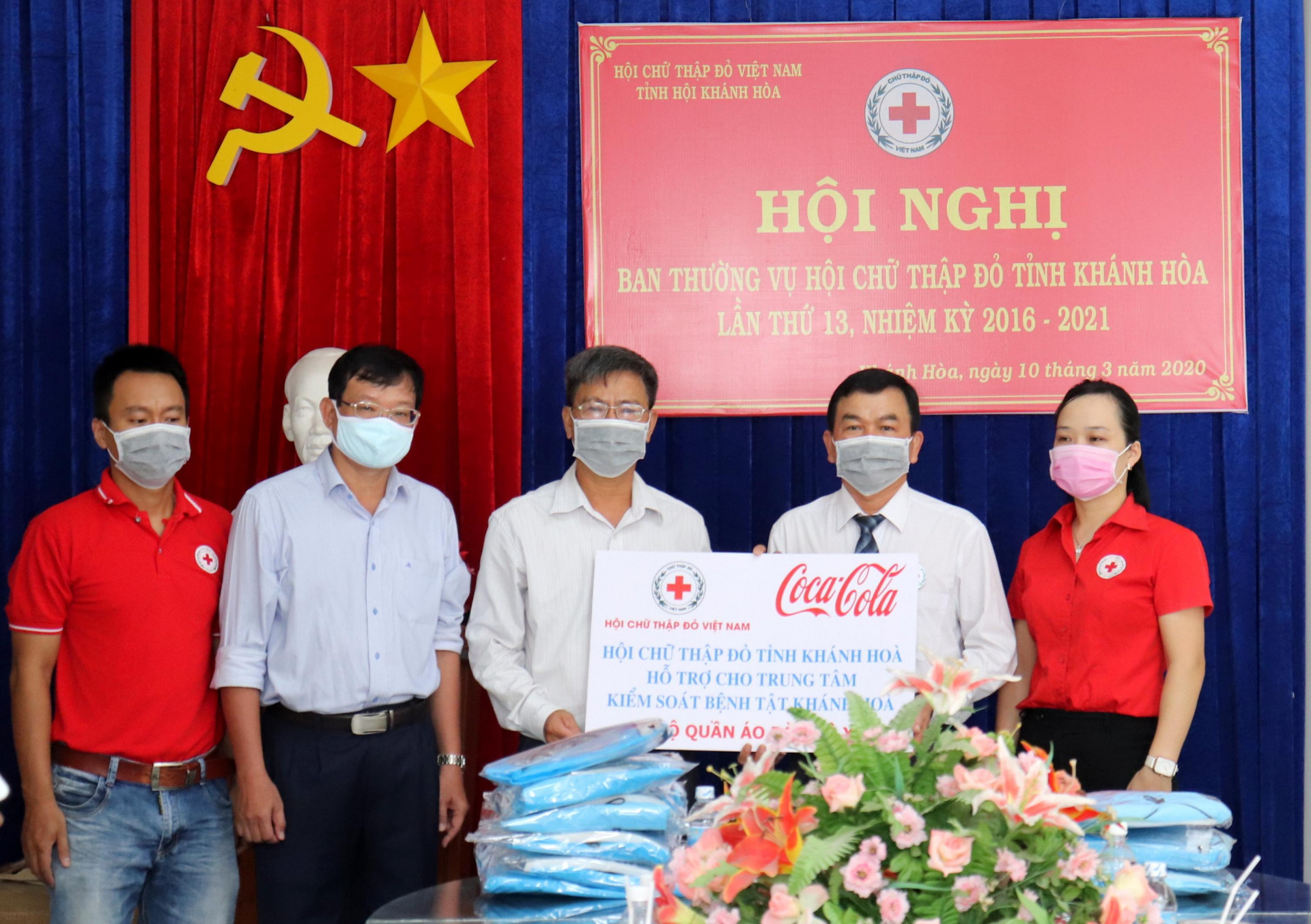 Lãnh đạo Hội Chữ thập đỏ tỉnh Khánh Hoà trao tặng đồ bảo hộ y tế cho Trung tâm Kiểm soát bệnh tật tỉnh