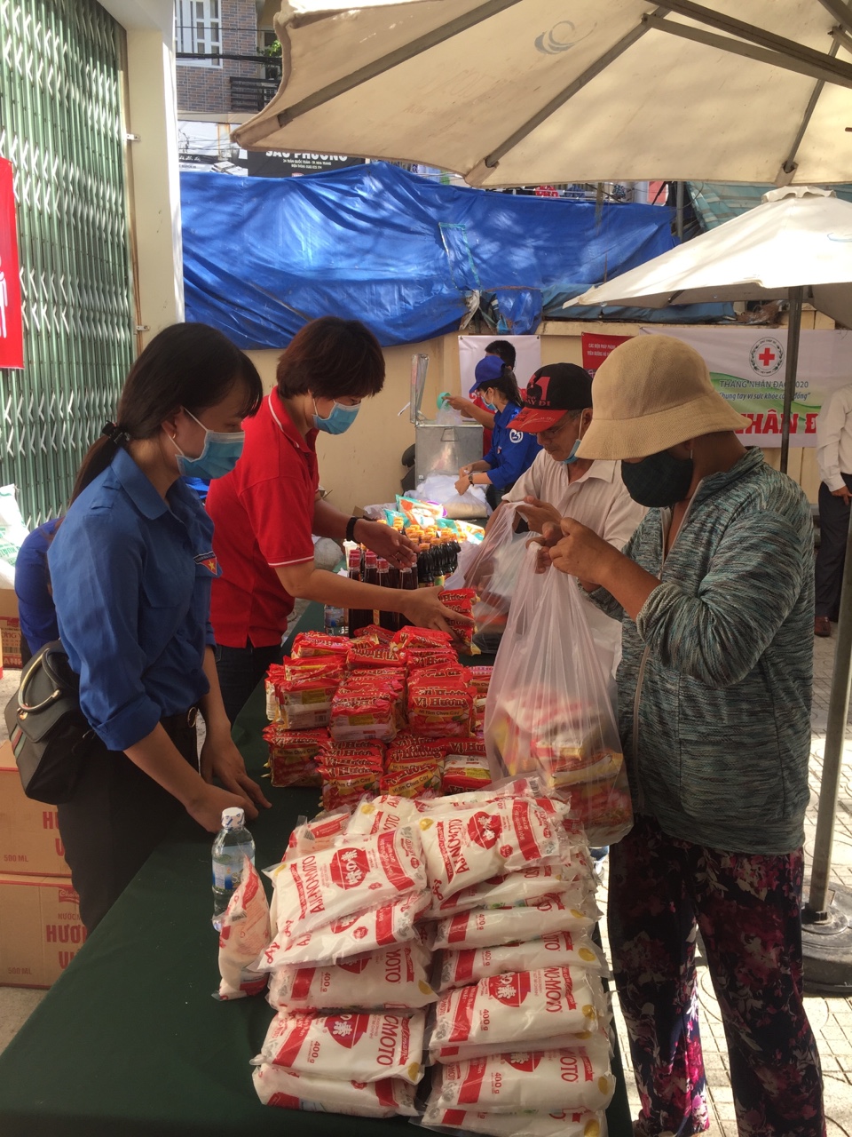 Người dân mua hàng tại hội chợ nhân đạo