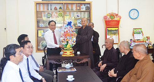Ông Nguyễn Đắc Tài chúc mừng Ban Trị sự Giáo hội Phật giáo Việt Nam tỉnh.
