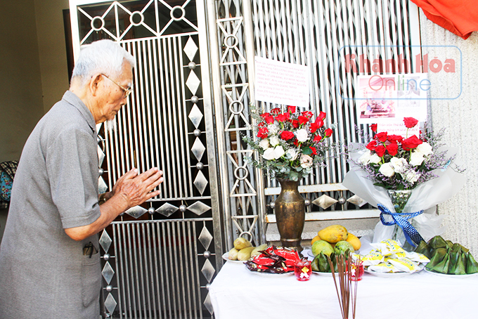 Đại tá Trần Văn Thà tưởng niệm các đồng đội nhân ngày Giải phóng miền Nam thống nhất đất nước.