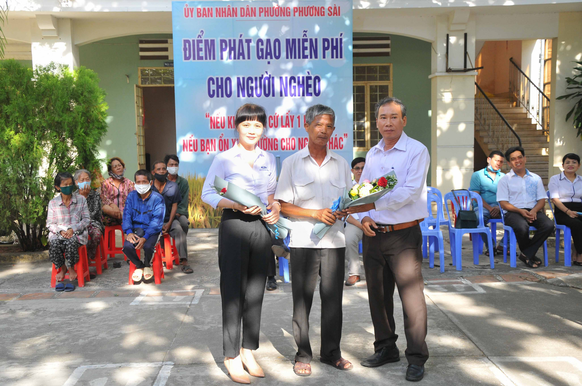 Lãnh đạo phường Phương Sài tặng hoa tri ân các nhà hảo tâm đã hỗ trợ cho máy  "ATM gạo "