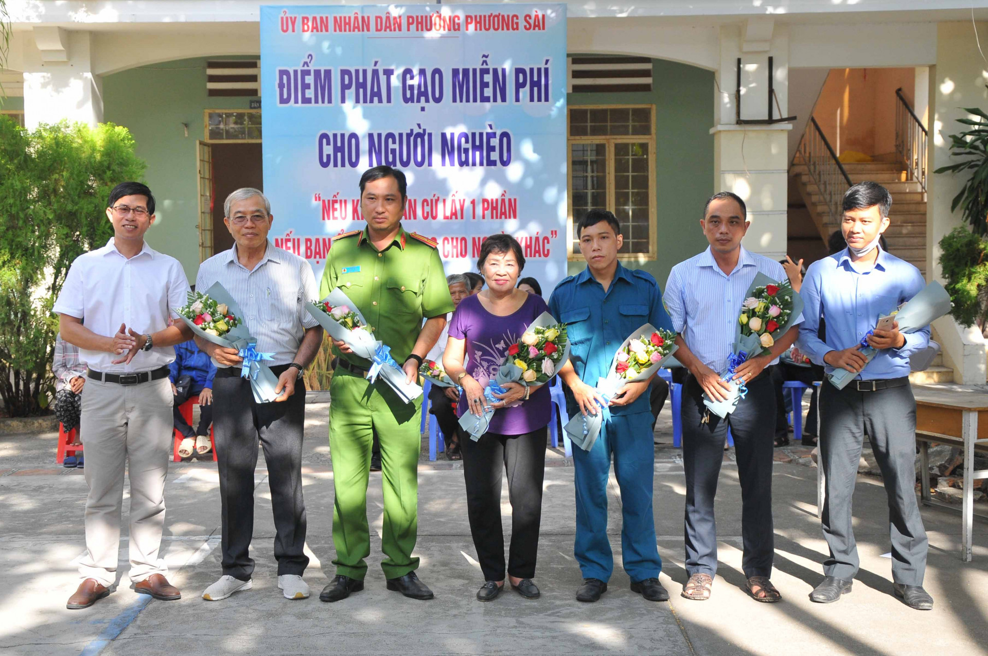 Ông Huỳnh Quang Tú - Chủ tịch UBND phường Phương Sài tặng hoa tri ân các cán bộ, viên chức phường đã tích cực hỗ trợ hoạt động của máy  "ATM gạo " thời gian qua