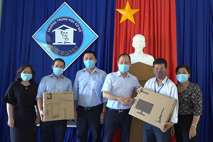 Lãnh đạo Báo Khánh Hòa lãnh đạo tập đoàn VK Group-Bệnh viện 22/12 (Tp. Nha Trang) trao máy vi tính cho trường THCS A. Yersin.