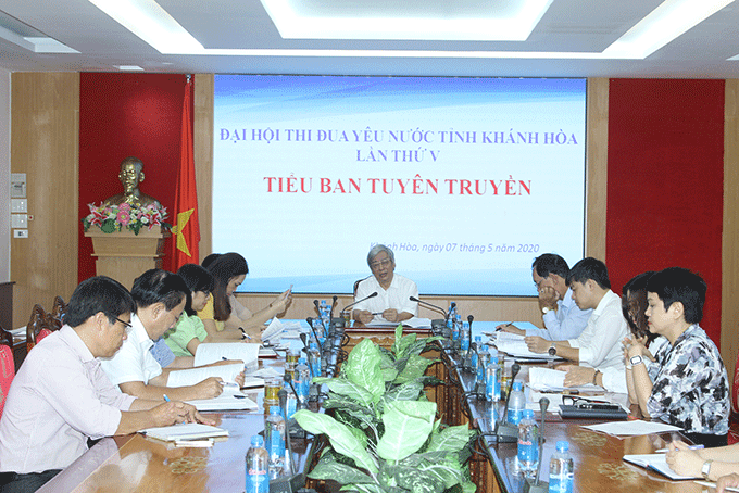 Quang cảnh buổi họp của các thành viên Tiểu ban tuyên truyền Đại hội thi đua yêu nước tỉnh Khánh Hòa. 