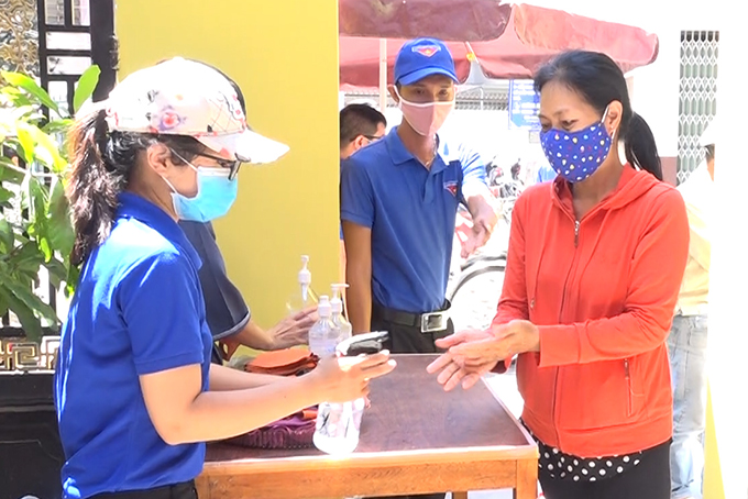 Chùa Tổ đình Nghĩa Phương trao hơn 600 suất cơm chay cho người dân nghèo