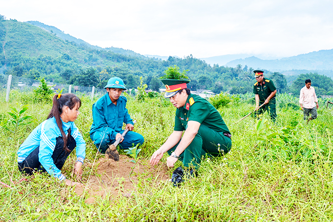 Lực lượng vũ trang tỉnh trồng tặng bưởi giống  cho hộ nghèo huyện Khánh Vĩnh.