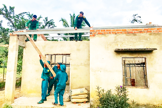 zzLực lượng vũ trang tỉnh sửa chữa nhà cho hộ nghèo huyện Khánh Sơn.