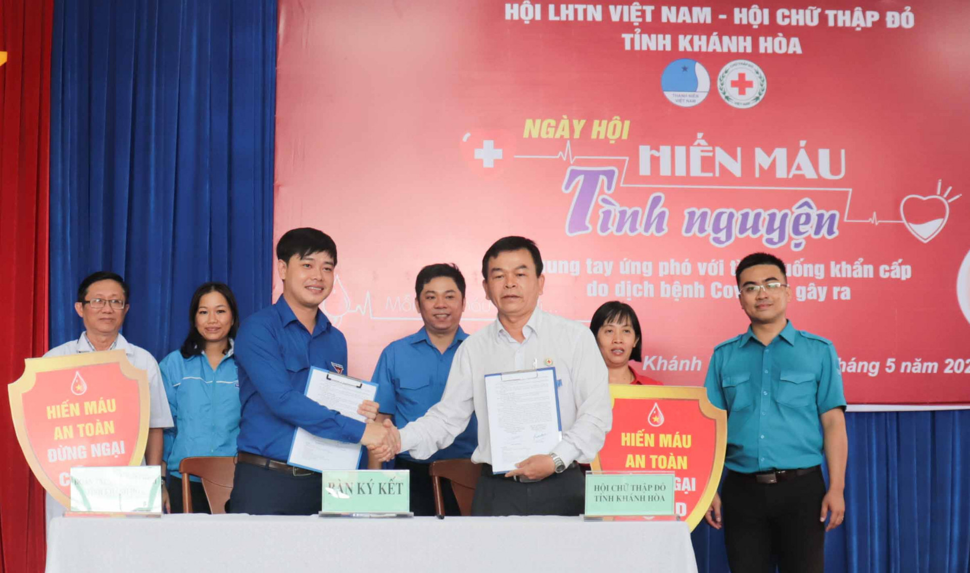 Lãnh đạo Hội LHTN Việt Nam tỉnh và Hội Chữ thập đỏ tỉnh ký kết chương trình phối hợp hành động
