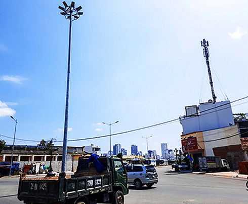  Khu vực nút giao thông N3 giao với đường Cao Xuân Huy, Lê Hồng Phong hiện không bật đèn vào buổi tối.