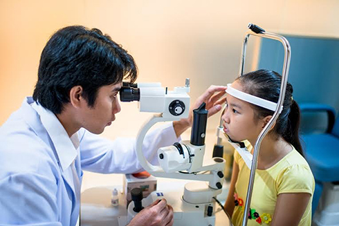 Khám mắt để tìm nguyên nhân gây nháy mắt thái quá ở trẻ.