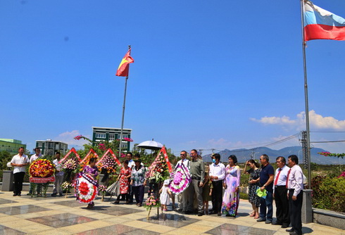 Lễ tưởng niệm và đặt vòng hoa tại Tượng đài hữu nghị Việt Nam - Liên bang Nga