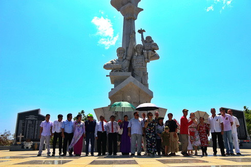 Các đại biểu chụp hình lưu niệm tại Tượng đài hữu nghị Việt Nam - Liên bang Nga