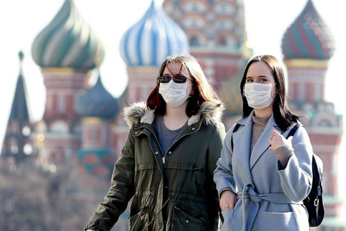 Mọi người đeo khẩu trang như một biện pháp phòng ngừa dịch Covid-19 tại Quảng trường Đỏ ở Moscow, Nga ngày 17/3/2020. Ảnh: Getty