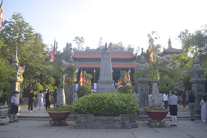 Chùa Long Sơn trong ngày tổ chức Đại Lễ Phật đản