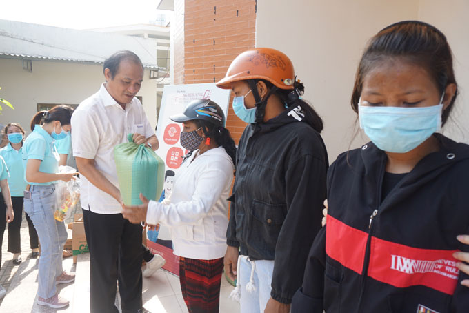 Ông Nguyễn Xuân Huy - Giám đốc Agribank Khánh Hòa tặng gạo cho người dân.