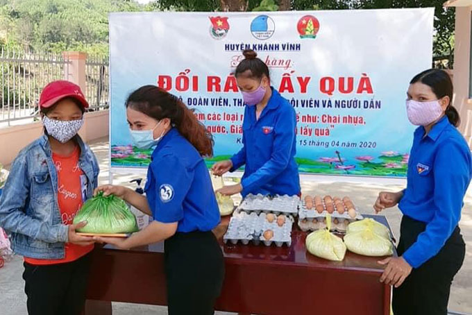 Tặng 2.000 phần quà, thu gom 350 kg rác thải có thể tái chế