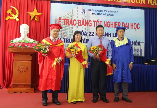 Đại học Đà Nẵng trao bằng tốt nghiệp khóa 22 đào tạo từ xa tại Khánh Hòa