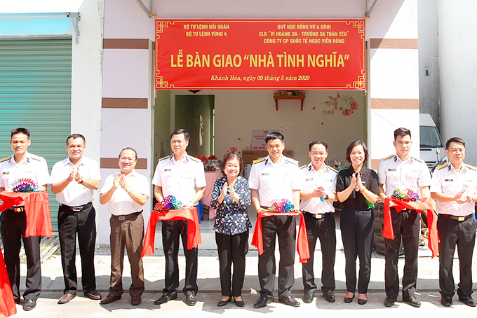 Đại diện các đơn vị cắt băng khánh thành, bàn giao nhà  cho gia đình Đại úy Nguyễn Tiến Xuân.