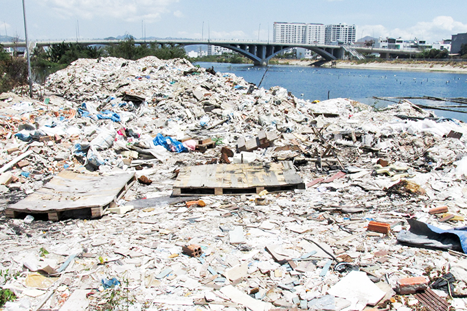 Bờ sông Quán Trường tràn ngập rác, xà bần